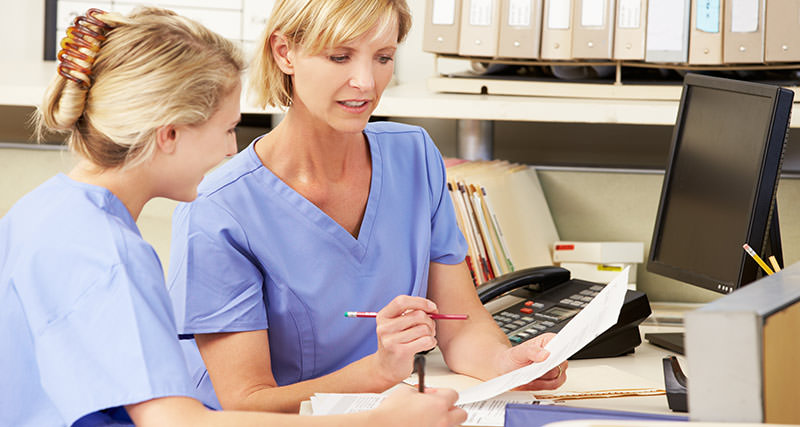 Mitarbeitergespräche_47703129 Mitarbeitergespräch in der Pflege zur Betriebsorganisation