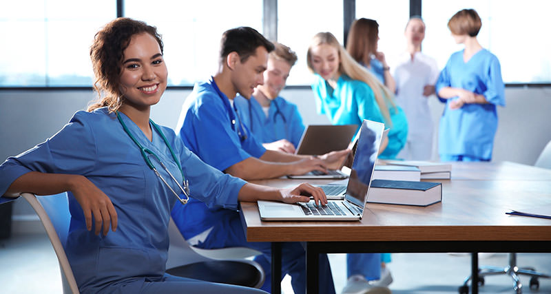 OFFEN-Pflegebuchfuehrungverordnung_259785325 Pflegedienstleitung lernt am Laptop Sozial- und Humanwissenschaft für die Pflege zur Prüfungsvorbereitung