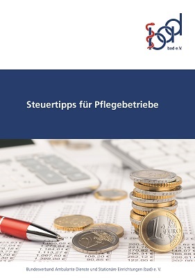 Steuertipps_400px_neu Broschürencover des bad e.V. mit Titel ‚Steuertipps für Pflegebetriebe‘; darunter Stapel von Euromünzen, Taschenrechner und Kugelschreiber auf einer Tabelle.