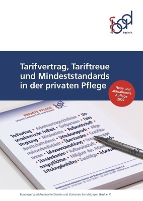 2022_Tarifvertrag_und_Mindeststandards_Nr121.indd Broschürencover des bad e.V.: Titel ‚Tarifvertrag, Tariftreue und Mindeststandards in der privaten Pflege‘, roter Hinweis ‚Neue und aktualisierte Auflage 2022‘, darunter ein ausgefülltes Formular mit Kugelschreiber.