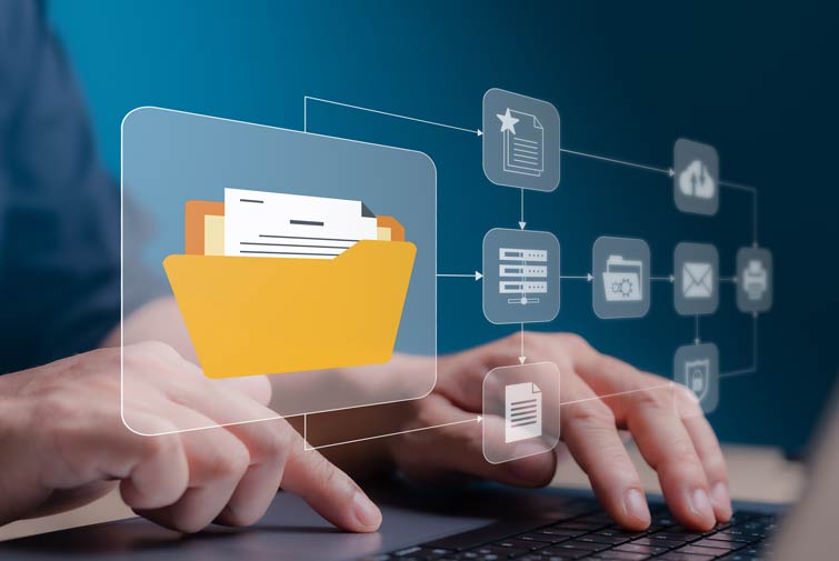 Mitgliederservice_755x505px Hände tippen auf Laptop, darüber ein schwebendes Ordnersymbol mit Dokumenten und verknüpften Icons – Symbol für digitale Dokumentenverwaltung.