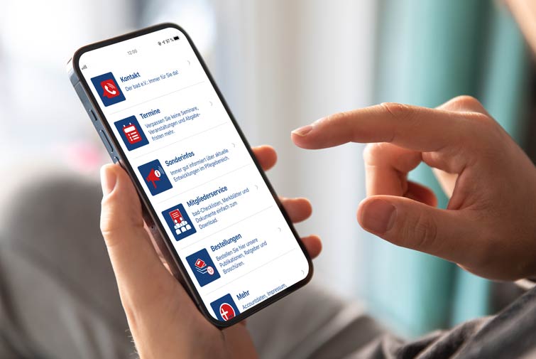 bad-App_755x505px Person nutzt auf ihrem Handy die bad-App.