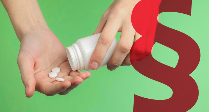 Hände, die sich aus einer Dose Tabletten in die Hand schütten. Im Vordergrund ein Paragraf.