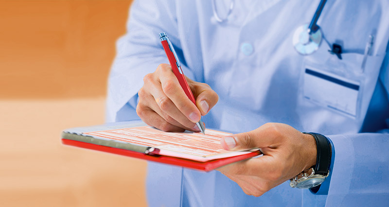 23338648 – close-up of male doctor filling the medical form Pflegepersonal füllt Fragebogen zum Qualitätsmanagement aus