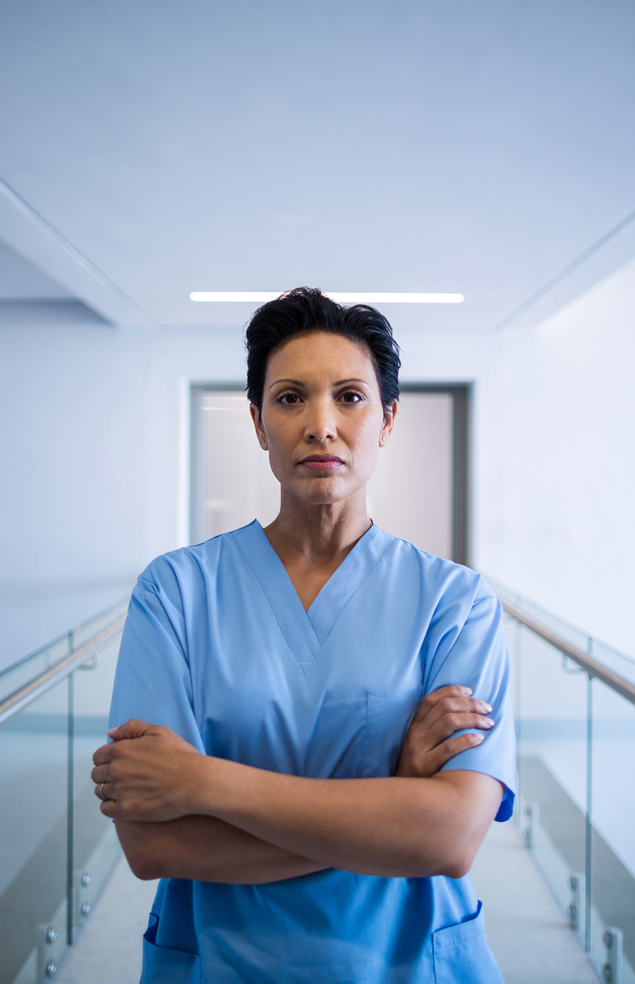 bad e.V. Pflegerin – Pflege ist in Not Ein Bild einer angespannt schauenden Pflegerin der bad e.V.